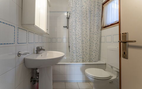 Giannella Apartment - Orbetello, Toscana: Specchio, Rubinetto, Lavello, Idraulico Fixture, Lavandino Del Bagno, Proprietà, Bagno, Nero, Viola, Interior Design
