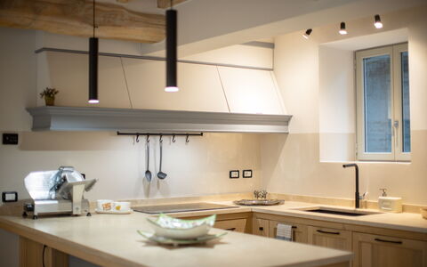 Villa Luana: Cabinetry, Lavandino Della Cucina, Controsoffitto, Costruzione, Finestra, Lavello, Tavolo, Cucina, Legna, Interior Design