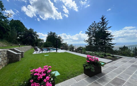 Villa Luana: Arbusto, Giardino, Groundcover, Prato, Flagstone, Landscaping, Passerella, Cortile, Shade, Parco