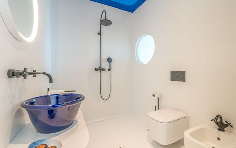 Villa Clementina: Idraulico Fixture, Proprietà, Rubinetto, Bianca, Bagno, Lavandino Del Bagno, Blu, Viola, Interior Design, Costruzione