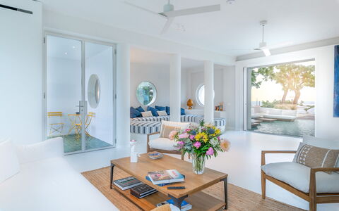 Villa Clementina: Tavolo, Mobilia, Divano, Ventilatore, Interior Design, Legna, Arancia, Pavimento, Soggiorno, Pianta