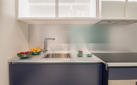 Villa Clementina: Lavandino Della Cucina, Rubinetto, Cabinetry, Controsoffitto, Lavello, Finestra, Idraulico Fixture, Cucina, Interior Design, Linea