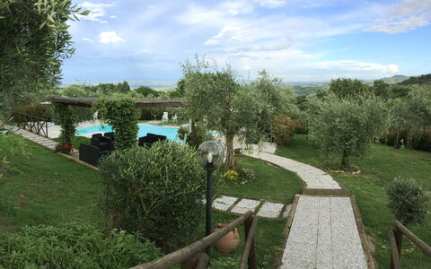 Villa Le Ripe Apartments - Gambassi Terme, Toscana: Pianta, Nube, Cielo, Comunita 'Impianto, Paesaggio Naturale, Lotto, Albero, Arbusto, Paesaggio, Groundcover