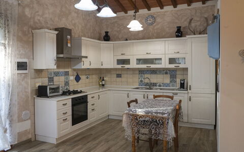 Podere Vallino: Cabinetry, Controsoffitto, Mobilia, Proprietà, Cucina Stufa, Legna, Cucina, Interior Design, Cassetto, Elettrodomestico Da Cucina