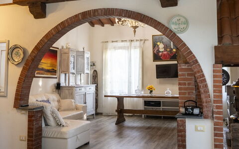 Podere Vallino: Tavolo, Costruzione, Legna, Divano, Interior Design, Cornice, Sedia, Pavimento, Soggiorno, Casa