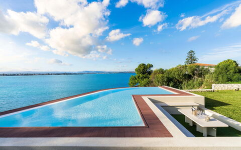 Villa Maddalena - Siracusa, Sicilia: Nube, Acqua, Cielo, Risorse Idriche, Costruzione, Pianta, Piscina, Mobili Da Esterno, Paesaggio Naturale, Rettangolo