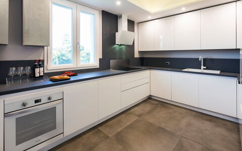 Villa Maddalena - Siracusa, Sicilia: Controsoffitto, Cabinetry, Proprietà, Elettrodomestico Da Cucina, Elettrodomestico, Cucina, Cucina Stufa, Lavandino Della Cucina, Legna, Interior Design