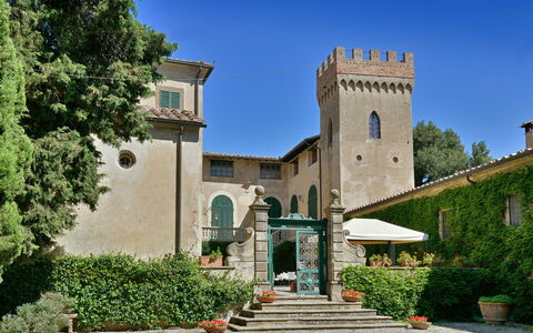 Torre Di Montelopio: Pianta, Cielo, Proprietà, Finestra, Costruzione, Albero, Immobiliare, Facciata, Città, Casa