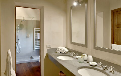 Torre Di Montelopio: Specchio, Rubinetto, Lavello, Idraulico Fixture, Lavandino Del Bagno, Bagno, Costruzione, Pavimento, Legna