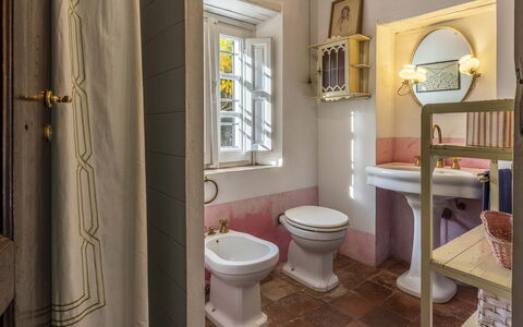 La Casa Dei Limoni, Camaiore, Pet Friendly, Wifi: Proprietà, Specchio, Idraulico Fixture, Mobiletto Del Bagno, Lavello, Viola, Bagno, Architettura