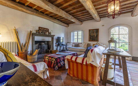 La Casa Dei Limoni, Camaiore, Pet Friendly, Wifi: Proprietà, Cornice, Finestra, Tavolo, Costruzione, Legna, Interior Design, Pavimento, Pavimentazione, Fascio