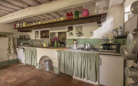 La Casa Dei Limoni, Camaiore, Pet Friendly, Wifi: Cucina, Mobilia, Legna, Pavimentazione, Interior Design, Controsoffitto, Elettrodomestico Da Cucina, Casa, Cabinetry, Pavimento