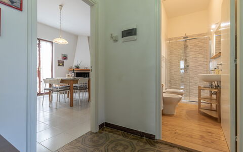 Il Colle Sul Mare Holiday Home: Proprietà, Interior Design, Legna, Pavimentazione, Pavimento, Costruzione, Porta, Idraulico Fixture, Comfort