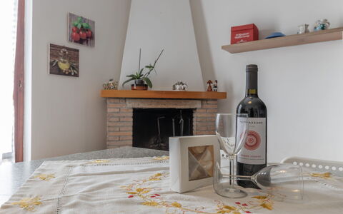 Il Colle Sul Mare Holiday Home: Bottiglia, Tavolo, Cornice, Bicchieri, Legna, Barware, Cabinetry, Costruzione, Bevanda Alcolica, Bottiglia Di Vetro