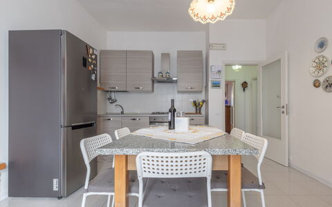 Il Colle Sul Mare Holiday Home: Tavolo, Mobilia, Cabinetry, Sedia, Legna, Interior Design, Costruzione, Pavimentazione, Pavimento