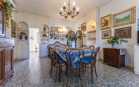 Casa Vacanza Mais - Camaiore, Toscana: Tavolo, Cornice, Proprietà, Mobilia, Sedia, Cabinetry, Illuminazione, Interior Design, Legna, Pavimento