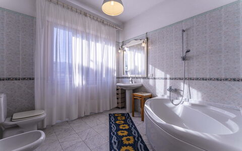 Casa Vacanza Mais - Camaiore, Toscana: Costruzione, Proprietà, Idraulico Fixture, Vasca Da Bagno, Bagno, Finestra, Interior Design, Tenda, Legna