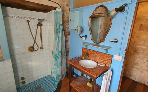 Borgo Bucatra Tramonto: Specchio, Idraulico Fixture, Proprietà, Lavello, Rubinetto, Soffione Doccia, Bagno, Azzurro, Pannello Doccia, Interior Design