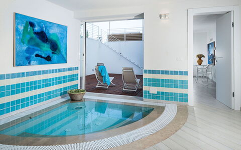 Casa Mareblu - Marina Di Modica, Sicilia: Acqua, Proprietà, Piscina, Blu, Azzurro, Divano, Interior Design, Pavimentazione, Pavimento, Soggiorno