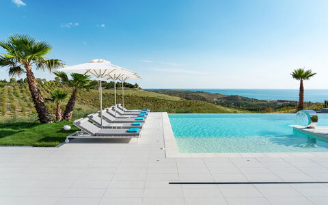 Villa Agrigenta - Ribera, Sicilia: Cielo, Acqua, Pianta, Azzurro, Località Balneare, Nube, Albero, Mobili Da Esterno, Piscina, Shade