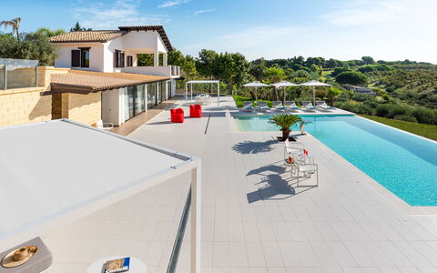 Villa Agrigenta - Ribera, Sicilia: Cielo, Costruzione, Proprietà, Acqua, Nube, Albero, Piscina, Mobili Da Esterno, Urban Design, Shade