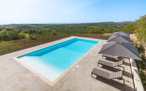 Casa Bianca - Noto, Sicilia: Cielo, Acqua, Proprietà, Piscina, Costruzione, Pianta, Azzurro, Mobili Da Esterno, Shade, Albero