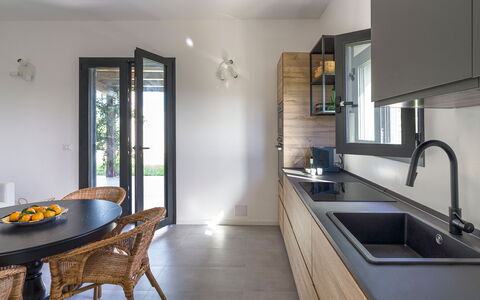 Casa Bianca - Noto, Sicilia: Lavandino Della Cucina, Lavello, Rubinetto, Proprietà, Cabinetry, Mobilia, Controsoffitto, Idraulico Fixture, Tavolo, Cucina