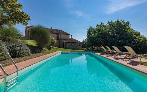 Villa Belvedere: Acqua, Pianta, Cielo, Nube, Piscina, Azzurro, Albero, Costruzione, Corpo D'Acqua, Erba