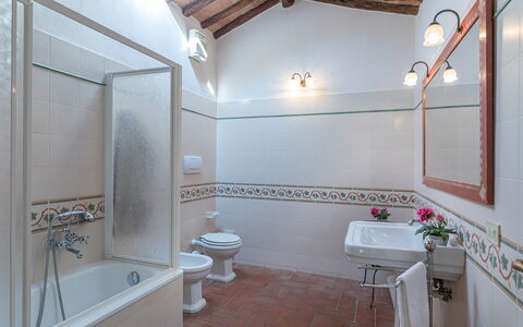 Villa Belvedere: Proprietà, Idraulico Fixture, Lavello, Vasca Da Bagno, Rubinetto, Bagno, Costruzione, Specchio, Interior Design, Pianta