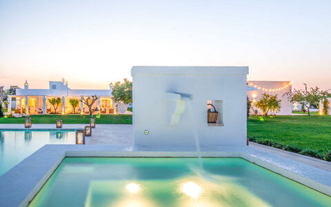 Masseria Lamacerase: Acqua, Pianta, Cielo, Proprietà, Costruzione, Natura, Azzurro, Piscina, Illuminazione, Interior Design
