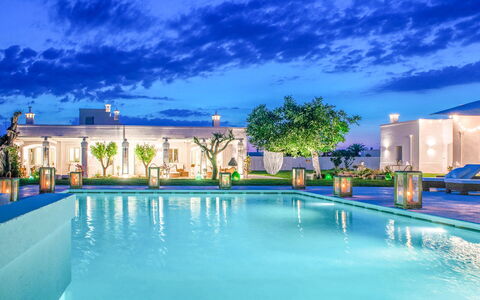 Masseria Lamacerase: Acqua, Nube, Costruzione, Cielo, Proprietà, Pianta, Blu, Piscina, Azzurro, Albero
