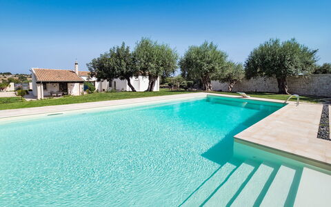 Corte Carrubo - Rosolini, Sicilia: Acqua, Cielo, Piscina, Pianta, Costruzione, Azzurro, Rettangolo, Shade, Mobili Da Esterno, Casa