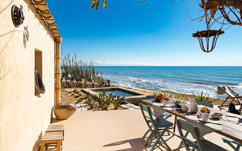 Casa Ninfa - Ispica, Sicilia: Acqua, Cielo, Proprietà, Azzurro, Tavolo, Architettura, Illuminazione, Costruzione, Legna, Shade