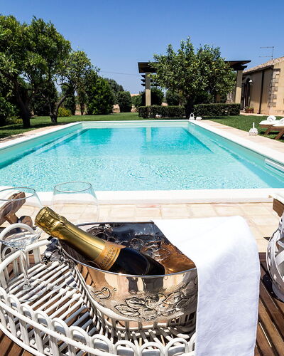 Casa Colore - Siracusa, Sicilia: Acqua, Pianta, Proprietà, Cielo, Piscina, Rettangolo, Mobili Da Esterno, Costruzione, Albero, Tempo Libero