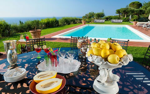 Villa Ester - Capo D'orlando, Sicilia: Pianta, Cielo, Tavolo, Tavola, Architettura, Tovaglia, Spazio Pubblico, Albero, Tempo Libero, Decorazione