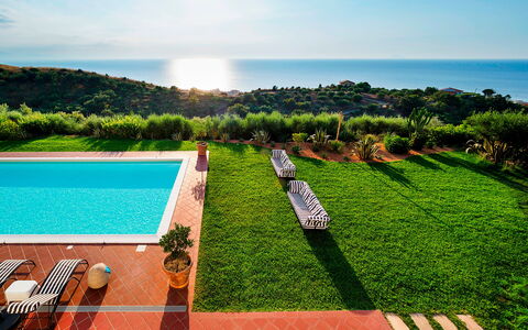 Villa Ester - Capo D'orlando, Sicilia: Cielo, Acqua, Proprietà, Pianta, Albero, Nube, Piscina, Erba, Paesaggio Naturale, Tempo Libero
