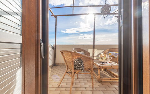 Altomare Apartment: Mobilia, Cielo, Nube, Proprietà, Costruzione, Sedia, Finestra, Tavolo, Legna, Shade