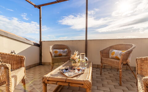 Altomare Apartment: Cielo, Nube, Mobilia, Tavolo, Proprietà, Sedia, Azzurro, Legna, Mobili Da Esterno, Shade