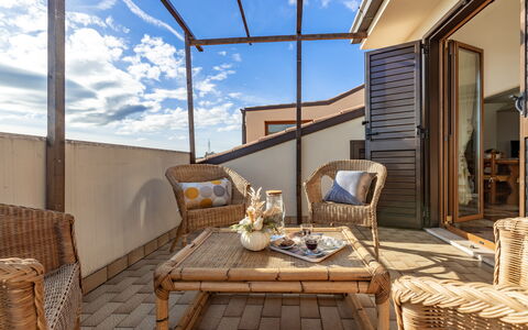 Altomare Apartment: Tavolo, Mobilia, Proprietà, Costruzione, Finestra, Nube, Cielo, Azzurro, Legna, Sedia