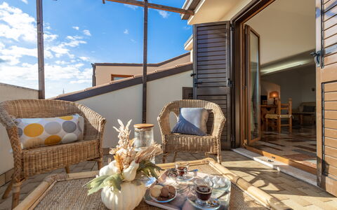Altomare Apartment: Nube, Proprietà, Tavolo, Mobilia, Cielo, Costruzione, Divano, Interior Design, Legna, Comfort