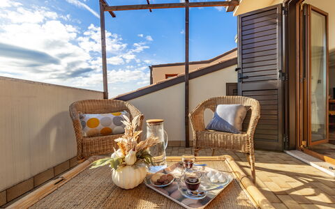 Altomare Apartment: Nube, Mobilia, Proprietà, Cielo, Tavolo, Costruzione, Tavola, Finestra, Legna, Azzurro