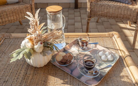 Altomare Apartment: Cibo, Tavola, Tavolo, Mobilia, Dishware, Bicchieri, Serveware, Interior Design, Piatto, Tazza