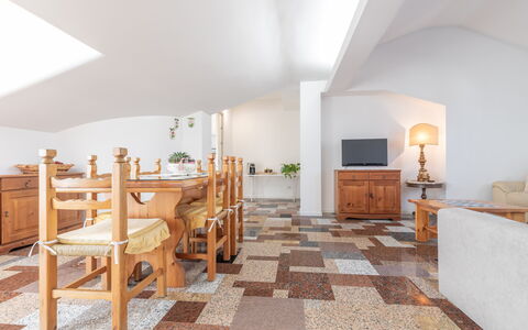 Altomare Apartment: Mobilia, Cabinetry, Tavolo, Legna, Interior Design, Cucina, Cassetto, Color Legno, Pavimento, Pavimentazione