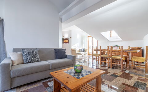 Altomare Apartment: Tavolo, Mobilia, Divano, Interior Design, Soggiorno, Legna, Costruzione, Pavimento, Sedia, Divano Letto