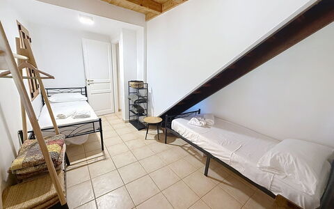 Eucalipto: Camera Da Letto, Pavimento, Pavimentazione, Letto, Lenzuolo, Bedding, Mobilia, Telaio Del Letto, Interior Design