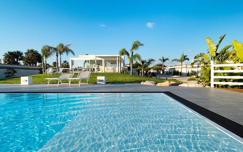 Casa Biancoverde - Marsala, Sicilia: Acqua, Cielo, Pianta, Giorno, Proprietà, Piscina, Azzurro, Albero, Shade, Tempo Libero