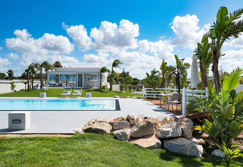 Casa Biancoverde - Marsala, Sicilia: Nube, Cielo, Pianta, Costruzione, Lotto, Piscina, Arecales, Acqua, Erba, Albero