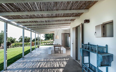 Isolina Bianca - Scicli, Sicilia: Pianta, Proprietà, Shade, Interior Design, Legna, Portico, Pavimentazione, Pavimento, Sedia, Condominio