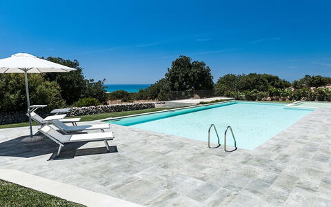 Isolina Bianca - Scicli, Sicilia: Acqua, Cielo, Piscina, Pianta, Azzurro, Rettangolo, Mobili Da Esterno, Lettino, Albero, Shade