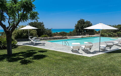 Isolina Rossa - Scicli, Sicilia: Acqua, Pianta, Cielo, Albero, Piscina, Mobili Da Esterno, Shade, Lettino, Arecales, Rettangolo